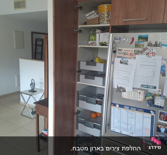 ארון מטבח פתוח עם מדפים ומוצרי מזון
